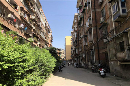 昌会小区3室2厅1卫69万130m2简单装修，有车库